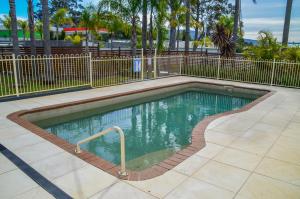 a swimming pool in the middle of a courtyard at Treehaven Tourist Park in Bomaderry