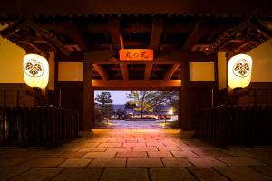 una entrada a un templo por la noche con luces en Yamaha Resort Katsuragi Kitanomaru, en Fukuroi