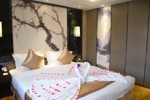 Postel nebo postele na pokoji v ubytování Ramada Foshan Hotel