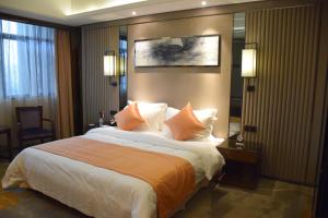 Postel nebo postele na pokoji v ubytování Ramada Foshan Hotel