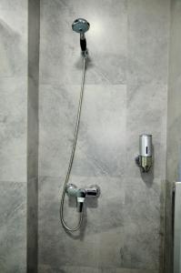ウラジオストクにあるカプセル ホテル ゾディアックのバスルーム(シャワー、シャワーヘッド付)が備わります。