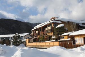 Vista generica sulle montagne o vista sulle montagne dall'interno del ryokan