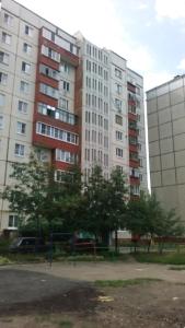 リペツクにあるCentral Apartment on Papina 31Bの木々が前にそびえる高層建築群