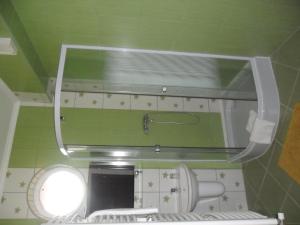ニールバートルにあるHotel Pálmaの小さなバスルーム(鏡、トイレ付)