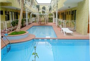 a swimming pool in the middle of a building at Hotel Coranda in Colima