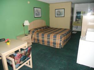 Habitación de hotel con cama y escritorio en Arcola Inn, en Arcola