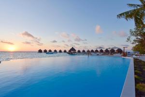 Bazén v ubytování Thulhagiri Island Resort & Spa nebo v jeho okolí