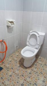 瓜拉烏述的住宿－伊茲村莊酒店，浴室配有带座椅的卫生间。