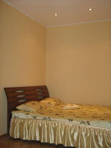 Ein Bett oder Betten in einem Zimmer der Unterkunft Apartment na Pecherske