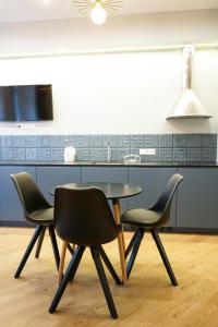 a table and two chairs in a kitchen at Guest House Senasis Pastas in Druskininkai