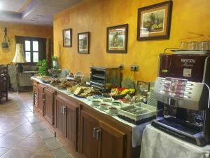 una cocina con una barra con comida. en Hotel Rural La Lluriga en La Galguera