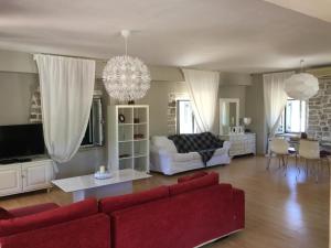 Televízia a/alebo spoločenská miestnosť v ubytovaní Villa Palmyra