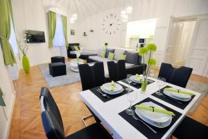 Televízia a/alebo spoločenská miestnosť v ubytovaní Várkapitány Apartman Eger