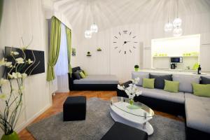 Televízia a/alebo spoločenská miestnosť v ubytovaní Várkapitány Apartman Eger