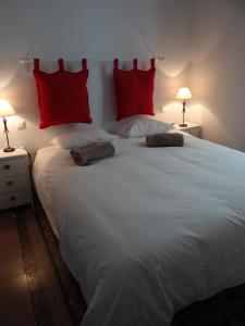 - une chambre avec un grand lit blanc et des oreillers rouges dans l'établissement Valencia what else..., à Valence
