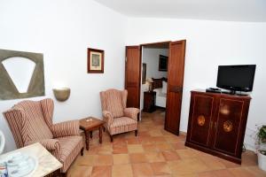 A television and/or entertainment centre at Petit Hotel Es Figueral