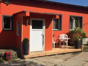 una casa pequeña con porche y puerta blanca en Monteur - Budget Apartments Freital, en Freital