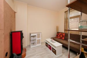 TV a/nebo společenská místnost v ubytování Small Apartment in Sikupilli