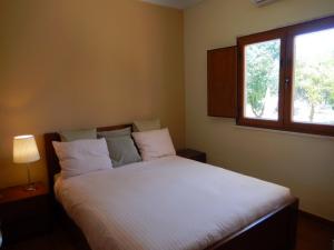 Giường trong phòng chung tại Quinta Laranjal da Arrabida
