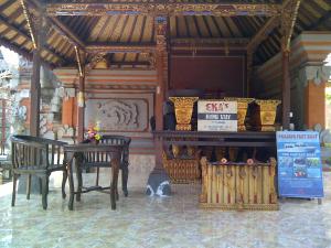 a table and chairs in front of a building at Eka's Homestay in Ubud