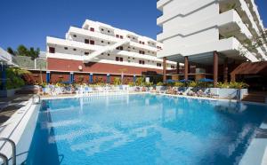 a large swimming pool in front of a building at Udalla Park - Hotel & Apartamentos in Playa de las Americas