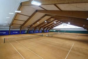 Tenis alebo squash v ubytovaní Sportpark Warmbad-Villach alebo jeho okolí