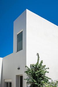 アデリアノス・カンポスにあるAdhili Residenceの白い建物