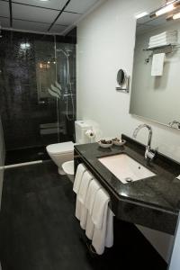 Koupelna v ubytování ApartHotel Playa Oliva + 18 fotografií