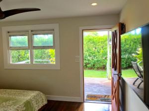 sypialnia z drzwiami prowadzącymi na patio w obiekcie Beautiful Guest House Kailua Beach w mieście Kailua