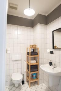 ライプツィヒにあるオスカーズ アブステイグのバスルーム(トイレ、洗面台付)