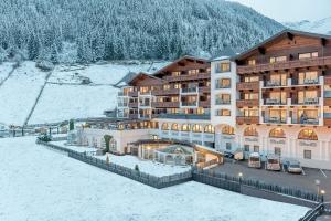 una vista aerea di un hotel nella neve di Wellness & Relax Hotel Milderer Hof a Neustift im Stubaital