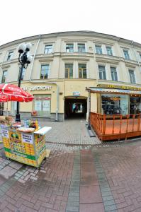un edificio con un puesto de comida delante de él en Boxtel Hostel, en Moscú