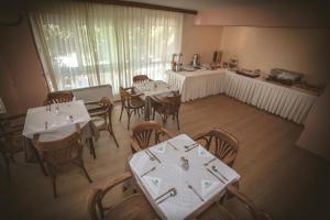 Restoran või mõni muu söögikoht majutusasutuses Hotel Cronos