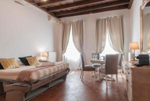 ミラノにあるMila Apartments Magentaのベッドルーム1室(ベッド1台、テーブル、椅子付)