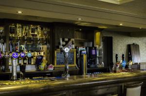 eine Bar mit vielen Flaschen Alkohol in der Unterkunft King Alfred Hotel in Barrow in Furness