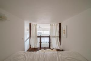 Ένα ή περισσότερα κρεβάτια σε δωμάτιο στο Dream Near the Beach