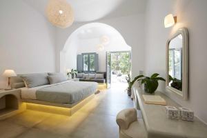 ein Schlafzimmer mit Bett und ein Wohnzimmer in der Unterkunft Amara Suites Santorini in Kamari