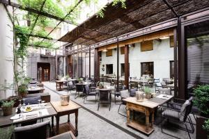 a restaurant with tables and chairs in a courtyard at Hotel Bayerischer Hof in Munich