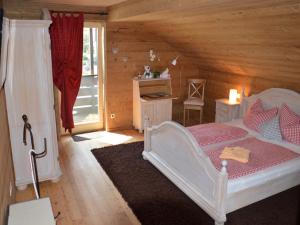 ein Schlafzimmer mit einem weißen Bett in einem Holzzimmer in der Unterkunft Landgasthaus Mittelallgäu in Betzigau