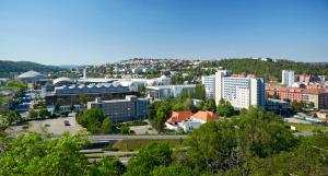 una vista aérea de una ciudad con edificios altos en OREA Congress Hotel Brno, en Brno