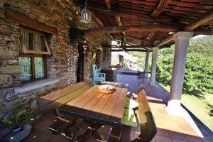 drewniany stół i krzesła na patio w obiekcie Casa Campelo w mieście Cedeira
