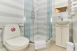 een badkamer met een toilet en een douche bij Pokoje U Filipa in Krakau