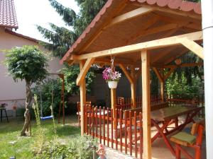 A garden outside Marcsi Apartman
