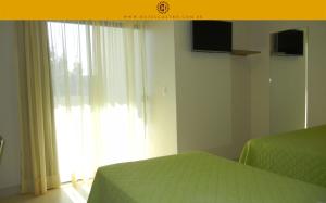 Uma TV ou centro de entretenimento em Hotel Castro
