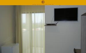 Uma TV ou centro de entretenimento em Hotel Castro