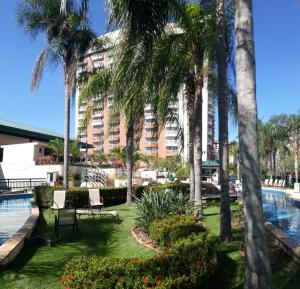 un complejo con palmeras y piscina en Barra First Class, en Río de Janeiro