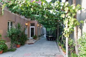 an archway with a table and chairs in a building at Pension Miorita in Arad