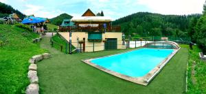 a small swimming pool in front of a house at Bret CZ in Žacléř