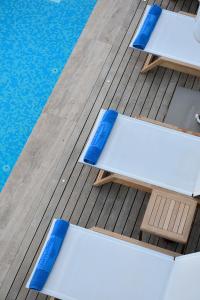 Vista sulla piscina di Regnum Escana Hotel o su una piscina nei dintorni