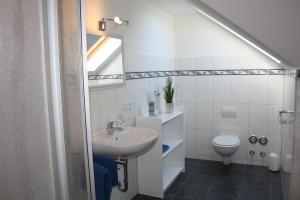 Koupelna v ubytování Ferienwohnung Wrangelstrasse 21a + 12 fotografií